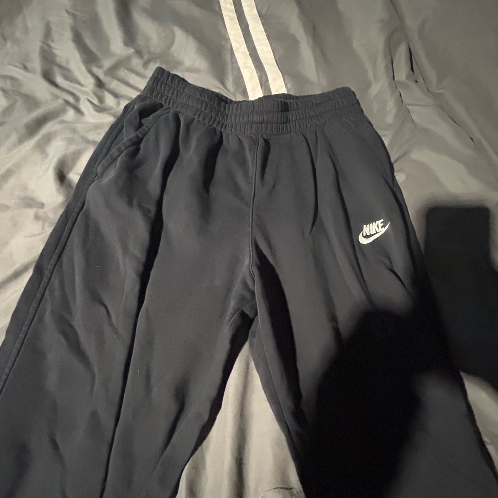 Nike Black Sweatpants with Elastic Waistband and Relaxed Fit
